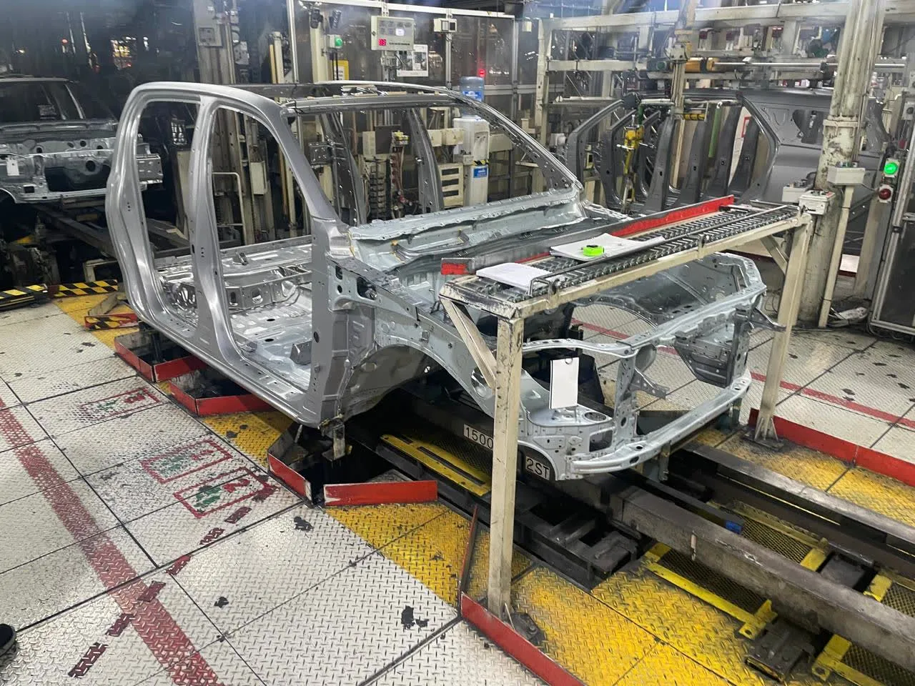 Chasis de camioneta pickup montado sobre línea de ensamble industrial
