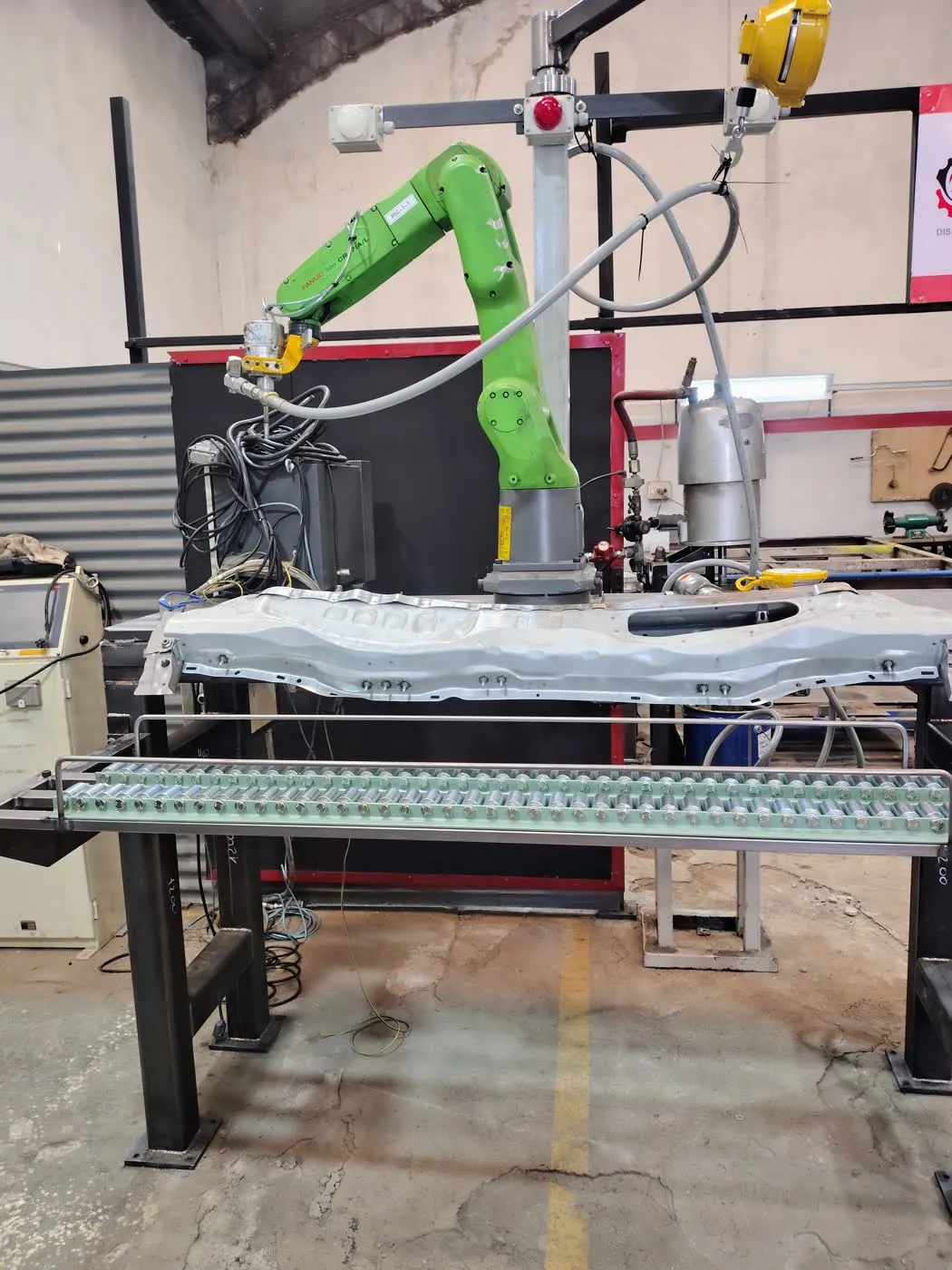 Vista general de línea de producción automotriz con estructura de transporte de carrocerías