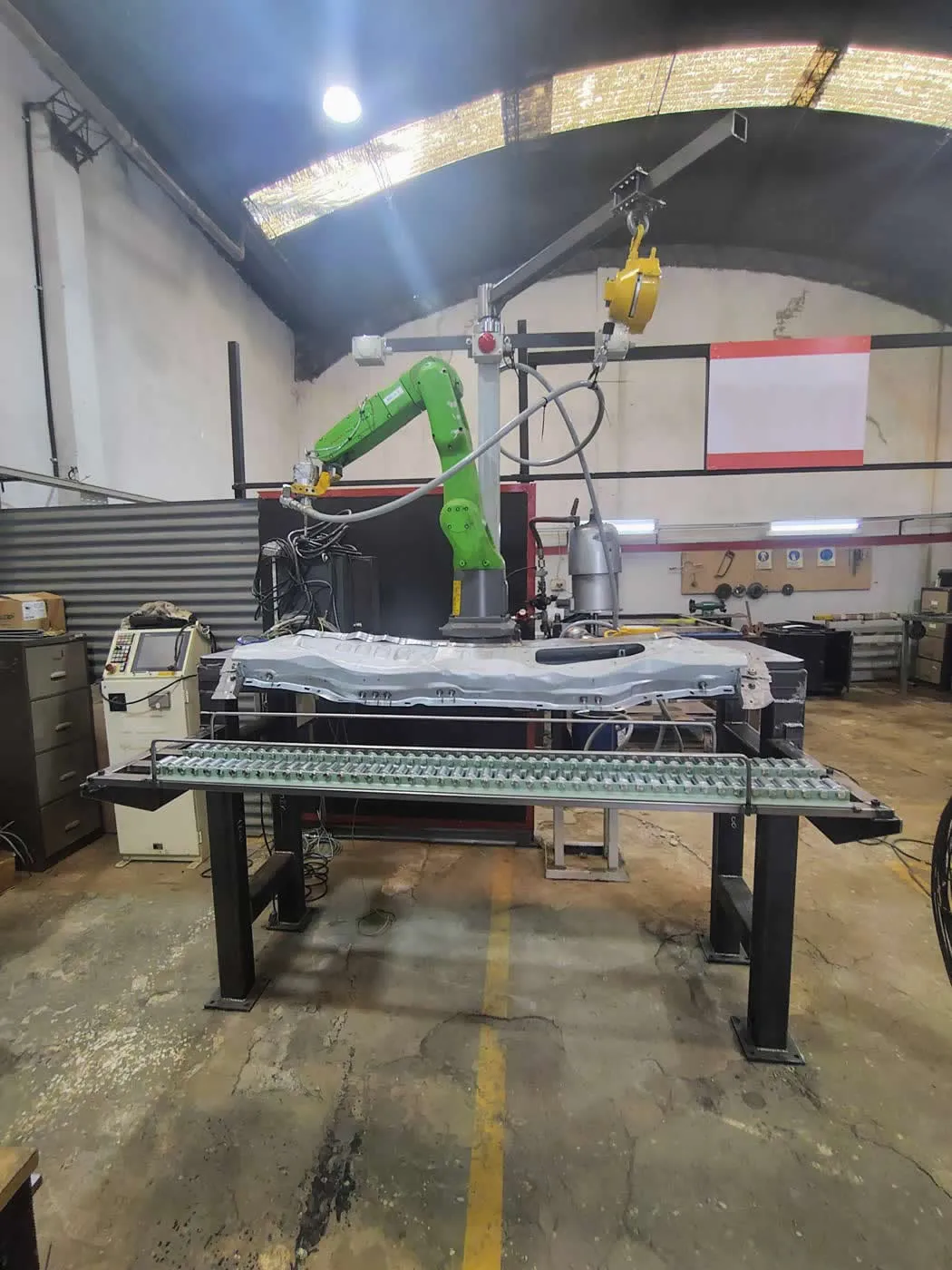 Estructura de soporte y rieles para transporte de carrocerías en planta