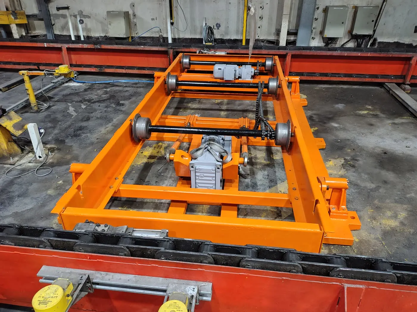 Robot industrial soldando estructura de chasis automotriz en línea de producción