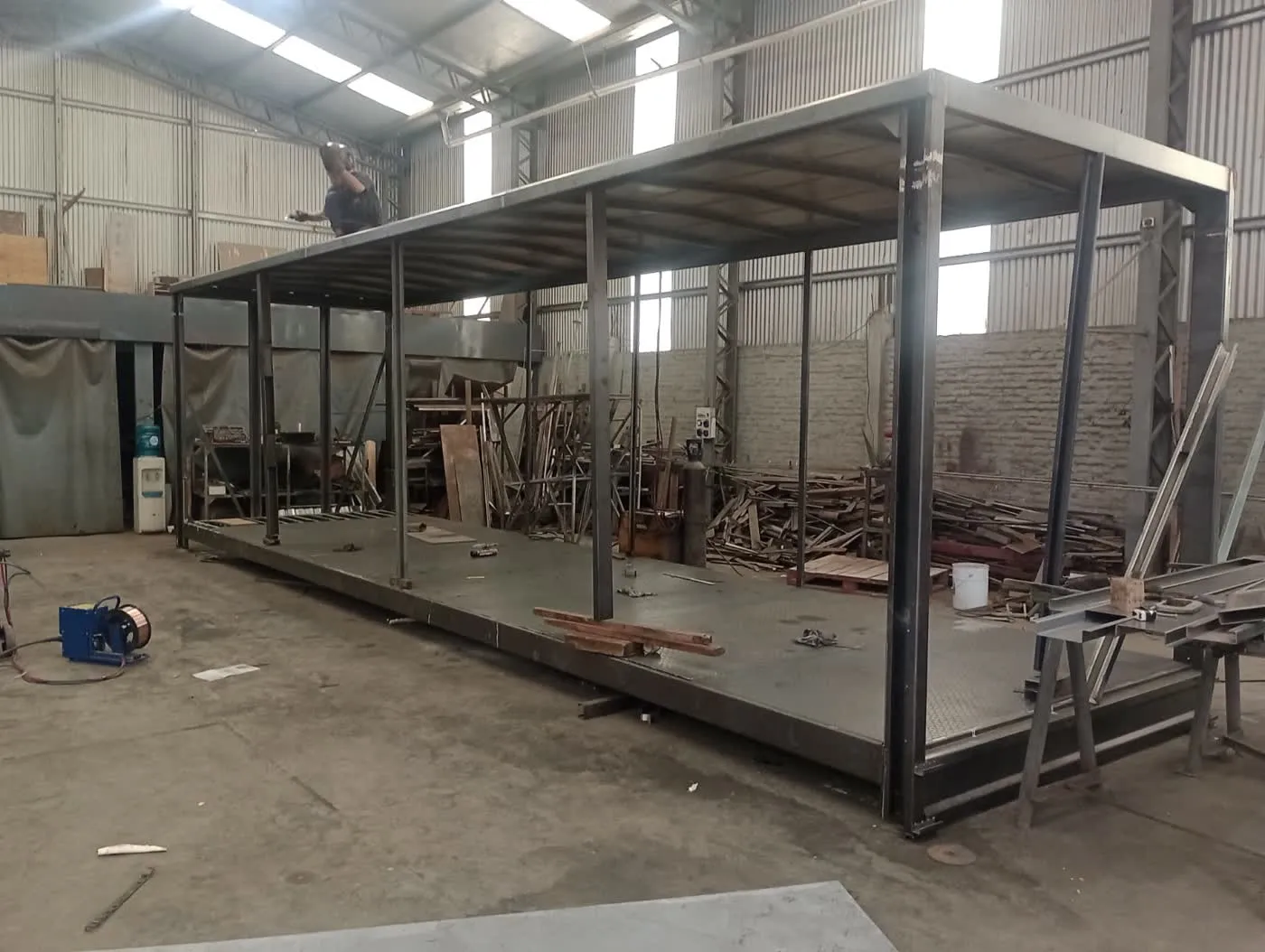 Caja metálica de furgón montada sobre chasis de vehículo comercial