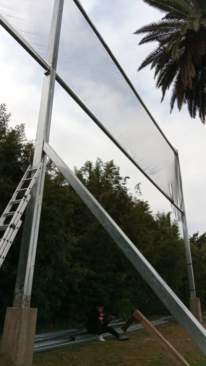 Columna galvanizada con riostra diagonal y paño de red de contención montado en obra