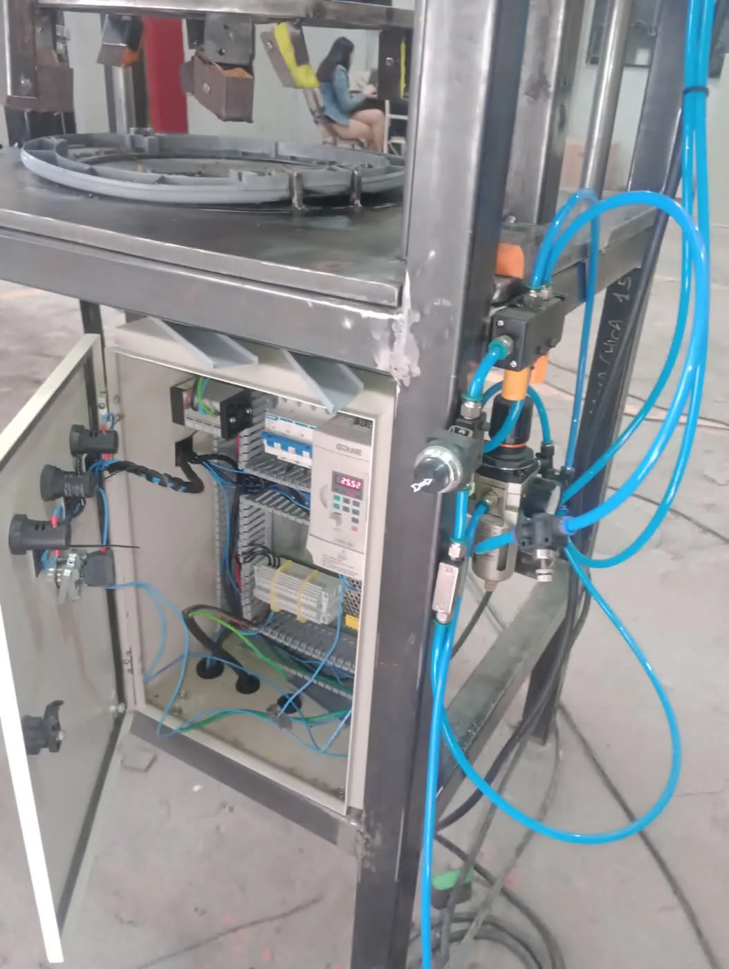 Estructura metálica con jaula de malla y motorreductor para dispositivo de ensayo