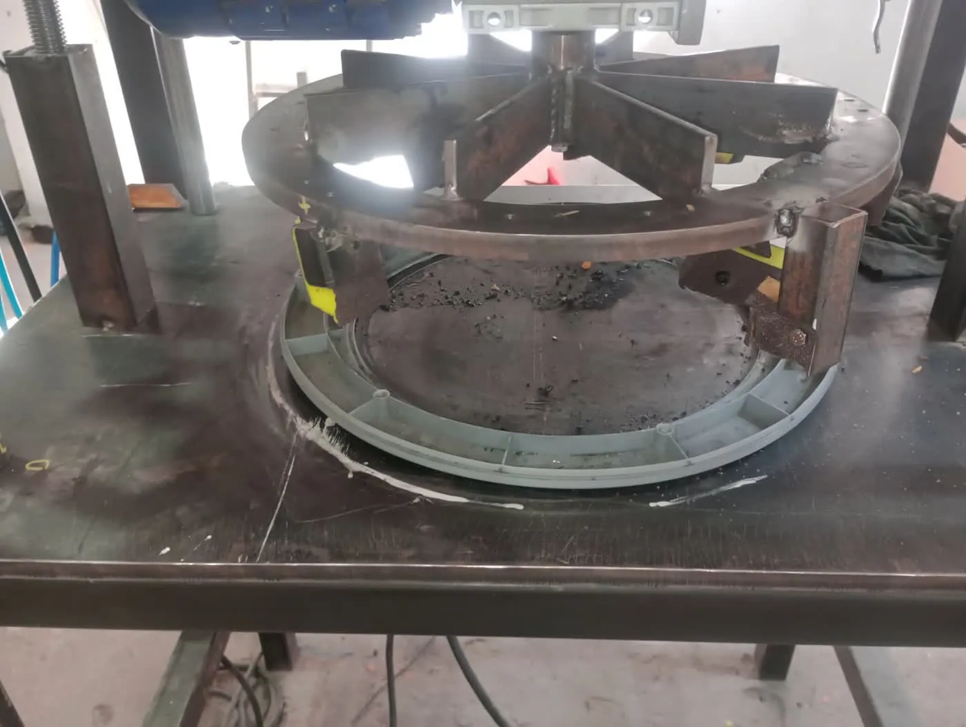 Dispositivo giratorio con aspas metálicas y anillo de sujeción visto desde abajo