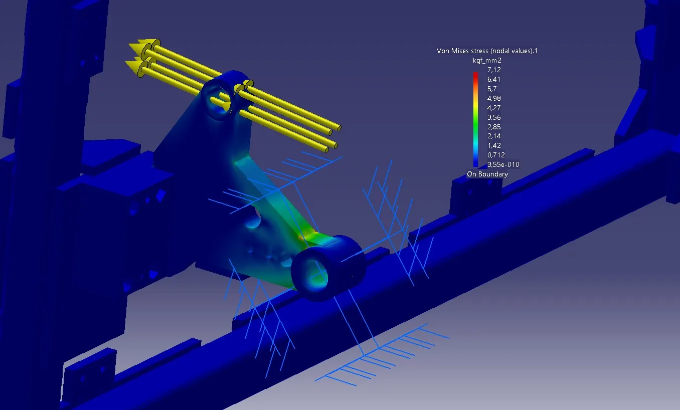 Mapa de tensiones de Von Mises en CATIA V5 sobre estructura de dispositivo, con cargas aplicadas y escala en kgf/mm²