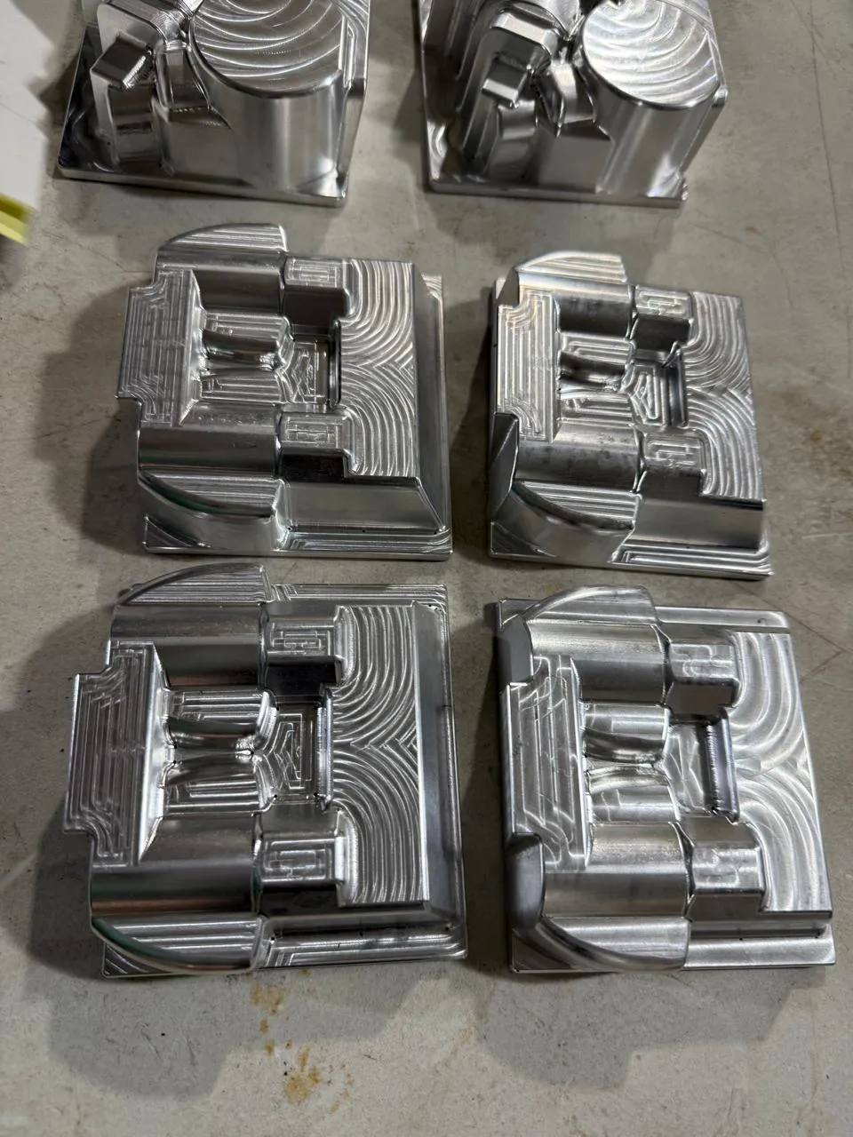 Bloques de aluminio con cavidades de molde mecanizadas y superficie pulida