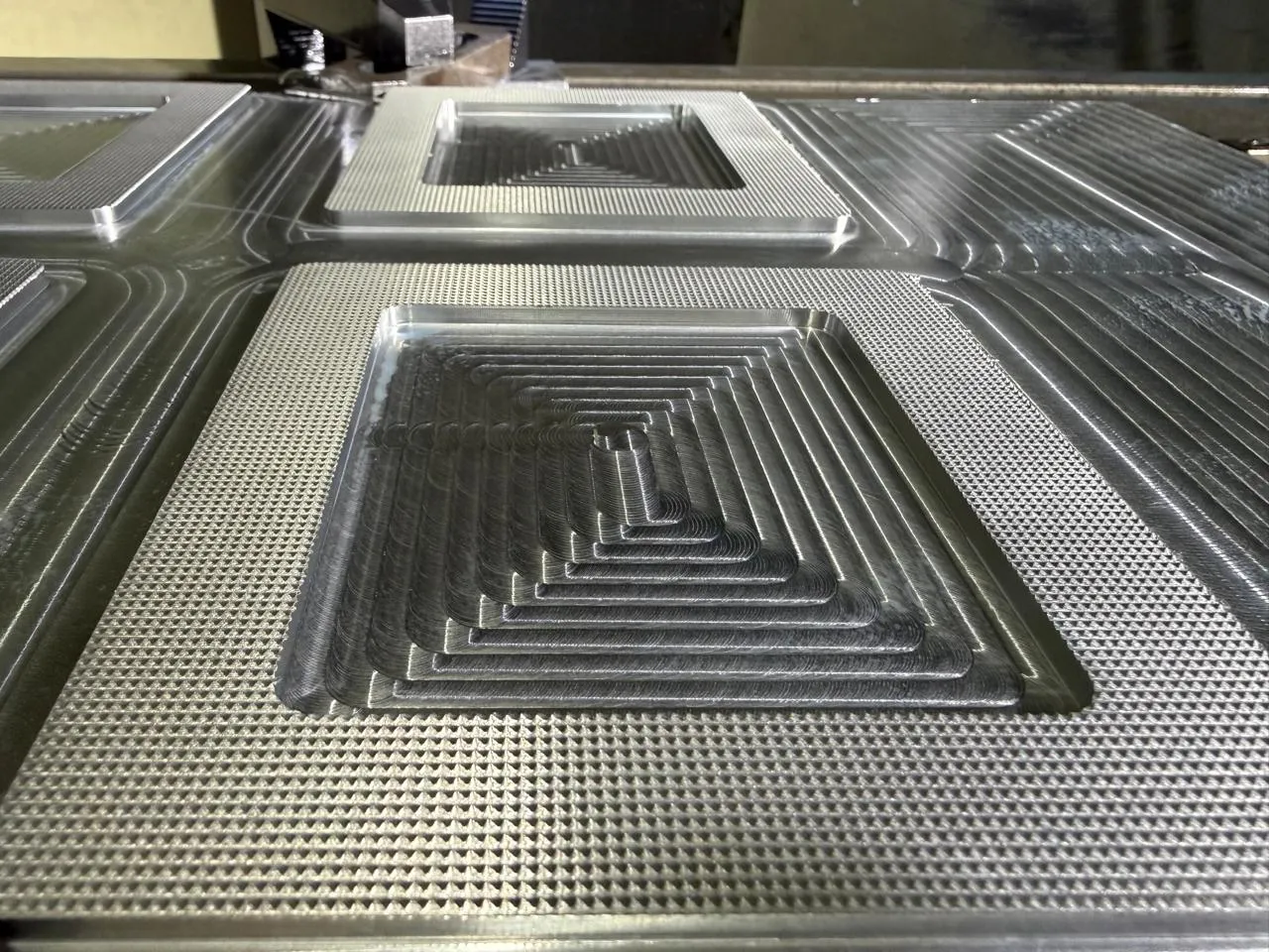 Detalle de cavidad de aluminio con marcas de pasadas de desbaste en fresado CNC