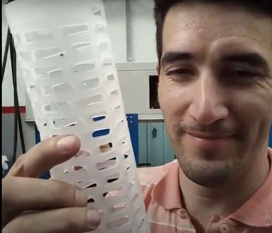 Joel Blanco mostrando una pieza de proceso o prototipo impreso en 3D