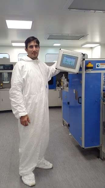 Joel Blanco en una sala técnica industrial junto a una estación de control